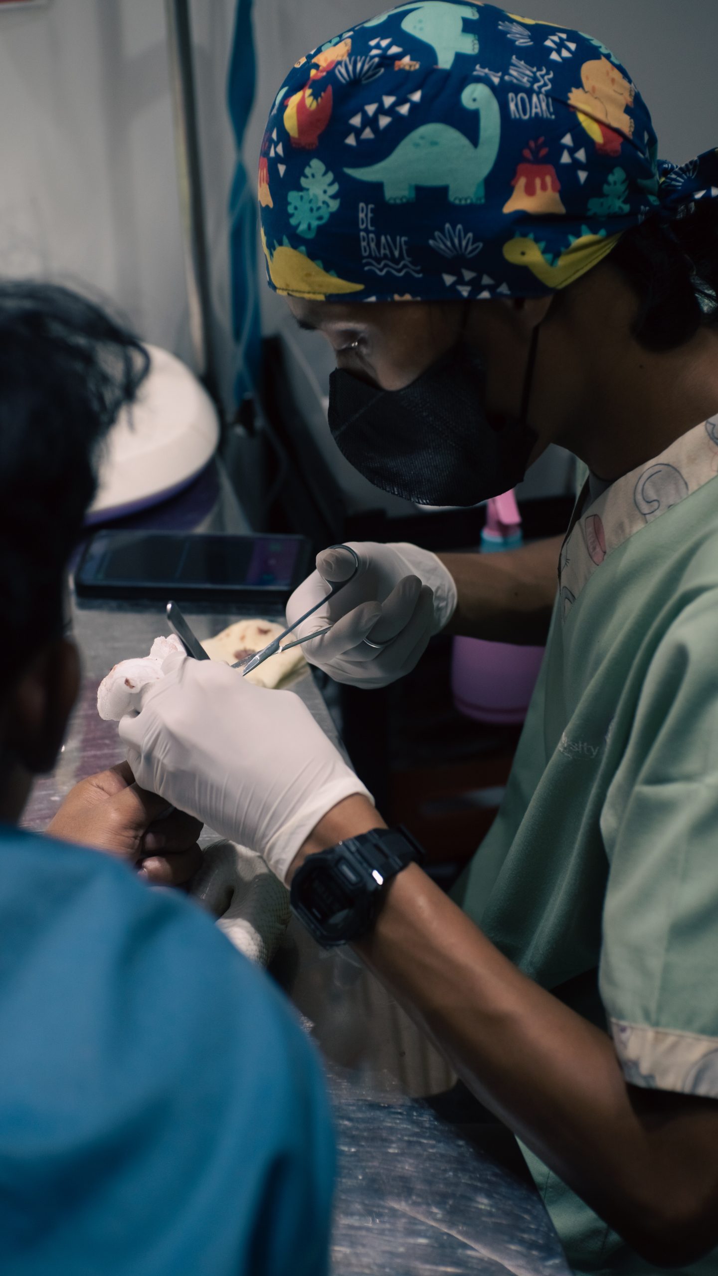 Layanan bedah lengkap untuk tindakan kecil hingga besar, ditangani oleh dokter berpengalaman